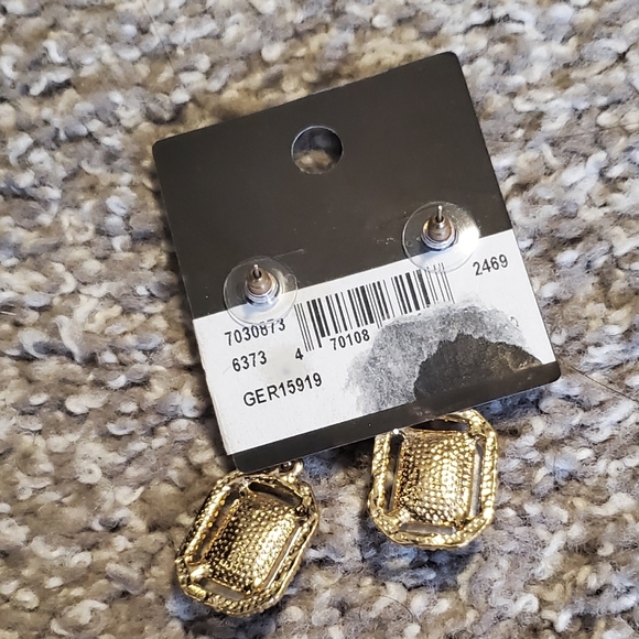 3/$30👂 BNWT beautiful faux diamond, faux emerald cut Citron, gold drop earings - Picture 4 of 10